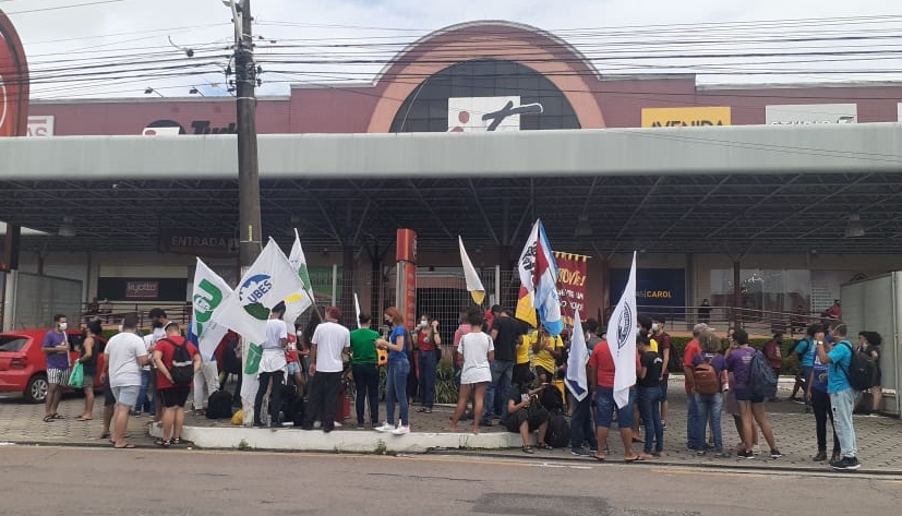 Manifestante em frente ao Shopping na Sacramenta.